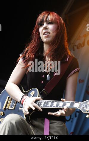 LOVE BITES, CONCERT, 2005 : pop punk féminin anglais à la Red Dragon Party in the Park à Cardiff, pays de Galles, le 19 juin 2005. Photographie : ROB WATKINS. INFO : Aimee Haddon de Love Bites, un girl band britannique, a attiré l'attention au milieu des années 2000 avec leur son pop-rock et leurs performances énergiques. Connus pour leurs airs accrocheurs et leur attrait juvénile, ils ont fait une marque avec des chansons comme 'You Broken My Heart' et 'He's Fit'. Banque D'Images