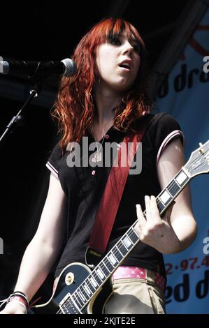 LOVE BITES, CONCERT, 2005 : pop punk féminin anglais à la Red Dragon Party in the Park à Cardiff, pays de Galles, le 19 juin 2005. Photographie : ROB WATKINS. INFO : Aimee Haddon de Love Bites, un girl band britannique, a attiré l'attention au milieu des années 2000 avec leur son pop-rock et leurs performances énergiques. Connus pour leurs airs accrocheurs et leur attrait juvénile, ils ont fait une marque avec des chansons comme 'You Broken My Heart' et 'He's Fit'. Banque D'Images