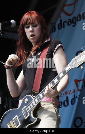 LOVE BITES, CONCERT, 2005 : pop punk féminin anglais à la Red Dragon Party in the Park à Cardiff, pays de Galles, le 19 juin 2005. Photographie : ROB WATKINS. INFO : Aimee Haddon de Love Bites, un girl band britannique, a attiré l'attention au milieu des années 2000 avec leur son pop-rock et leurs performances énergiques. Connus pour leurs airs accrocheurs et leur attrait juvénile, ils ont fait une marque avec des chansons comme 'You Broken My Heart' et 'He's Fit'. Banque D'Images