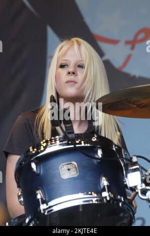 LOVE BITES, CONCERT, 2005 : Hannah Haddon du groupe pop punk anglais Love Bites au Red Dragon Party in the Park à Cardiff, pays de Galles, le 19 juin 2005. Photographie : ROB WATKINS. INFO : Bites, un girl band britannique, a attiré l'attention au milieu des années 2000 avec son pop-rock et ses performances énergiques. Connus pour leurs airs accrocheurs et leur attrait juvénile, ils ont fait une marque avec des chansons comme 'You Broken My Heart' et 'He's Fit'. Banque D'Images