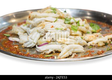 Découpe de calamars frits aux œufs dans un plateau en acier inoxydable sur blanc isolé. Banque D'Images