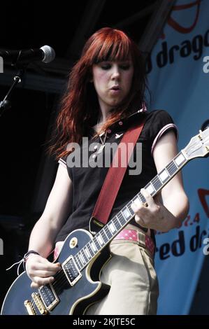 LOVE BITES, CONCERT, 2005 : pop punk féminin anglais à la Red Dragon Party in the Park à Cardiff, pays de Galles, le 19 juin 2005. Photographie : ROB WATKINS. INFO : Aimee Haddon de Love Bites, un girl band britannique, a attiré l'attention au milieu des années 2000 avec leur son pop-rock et leurs performances énergiques. Connus pour leurs airs accrocheurs et leur attrait juvénile, ils ont fait une marque avec des chansons comme 'You Broken My Heart' et 'He's Fit'. Banque D'Images