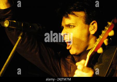 GARY NUMAN, CONCERT, 2004 : la légende de la musique Gary Numan joue au Barfly Club à Cardiff, pays de Galles, Royaume-Uni le 4 mars 2000. Photo : Rob Watkins. INFO : Gary Numan, né en 1958, est un musicien anglais pionnier. Émergeant à la fin des années 70, son son électronique et industriel, incarné dans des tubes comme Cars et des albums comme The Pleasure Principle, a influencé les genres New wave et synth-pop, laissant un impact durable sur le paysage musical. Banque D'Images