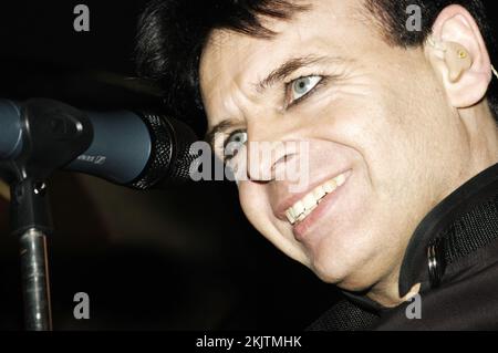 GARY NUMAN, CONCERT, 2004 : la légende de la musique Gary Numan joue au Barfly Club à Cardiff, pays de Galles, Royaume-Uni le 4 mars 2000. Photo : Rob Watkins. INFO : Gary Numan, né en 1958, est un musicien anglais pionnier. Émergeant à la fin des années 70, son son électronique et industriel, incarné dans des tubes comme Cars et des albums comme The Pleasure Principle, a influencé les genres New wave et synth-pop, laissant un impact durable sur le paysage musical. Banque D'Images