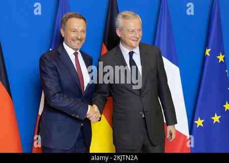 Paris, France. 24th novembre 2022. Christian Lindner (FDP), ministre fédéral des Finances, à deux pas du ministre français des Finances, Bruno le Maire. Credit: dpa/Alay Live News Banque D'Images