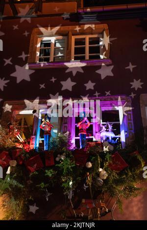 RIQUEWIHR, FRANCE - décembre 2019 - belles décorations de Noël dans la ville alsacienne Banque D'Images