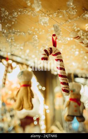 STRASBOURG, FRANCE - décembre 2019 - décorations de Noël bonbon canne et pain d'épice hommes vendus sur le marché Banque D'Images