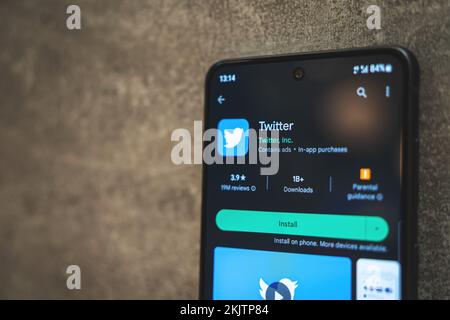 Application mobile Twitter sur smartphone avec espace de copie. Application de médias sociaux sur Google Play Store, thème sombre, bouton d'installation en gros plan. Cracovie, Pologne - 11 novembre 2022. Banque D'Images