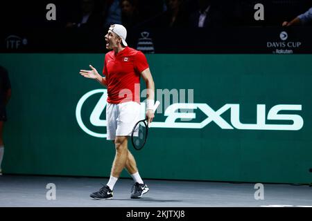 Malaga, Espagne. 24th novembre 2022. Denis Shapovalov du Canada en action contre Jan-Lennard Struff de l'Allemagne lors du premier match de tennis des finales de la coupe Davis 2022, tour des quarts de finale, joué entre l'Allemagne et le Canada le 24 novembre 2022 au pavillon Palacio de Deportes Martin Carpena à Malaga, Espagne - photo: Oscar J Barroso/DPPI/LiveMedia crédit: Agence photo indépendante/Alamy Live News Banque D'Images