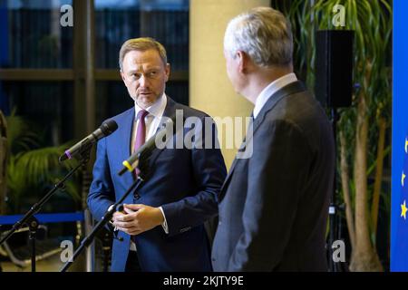 Paris, France. 24th novembre 2022. Christian Lindner (FDP), ministre fédéral des Finances, à deux pas du ministre français des Finances, Bruno le Maire. Credit: dpa/Alay Live News Banque D'Images