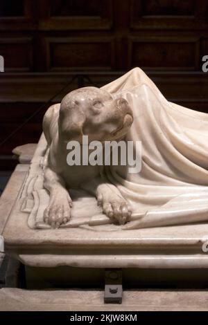 Sculpture tombeau d'Ilaria del Carretto située dans la cathédrale de Saint Martin à Lucca Toscane Italie Banque D'Images