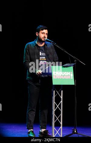 DaN Zehedi (médecin junior) du Comité des médecins juniors de BMA parlant à un assez est assez de rassemblement de protestation dans le Théâtre du Palais, Westcliff sur la mer Banque D'Images