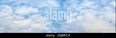 Ciel bleu et nuages blancs flottés dans le ciel par temps clair avec le soleil. Texture du ciel. Beau ciel nuageux. Composition panoramique en haute résolution Banque D'Images