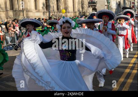 New York, États-Unis. 24th novembre 2022. NEW YORK, NEW YORK - 24 NOVEMBRE : la bande de Marching de Delfine Mexico se produit lors du défilé annuel de la fête de Thanksgiving de Macy 96th sur 24 novembre 2022 à New York. Crédit : Ron Adar/Alay Live News Banque D'Images