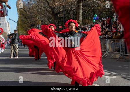 New York, États-Unis. 24th novembre 2022. NEW YORK, NEW YORK - 24 NOVEMBRE : la bande de Marching de Delfine Mexico se produit lors du défilé annuel de la fête de Thanksgiving de Macy 96th sur 24 novembre 2022 à New York. Crédit : Ron Adar/Alay Live News Banque D'Images