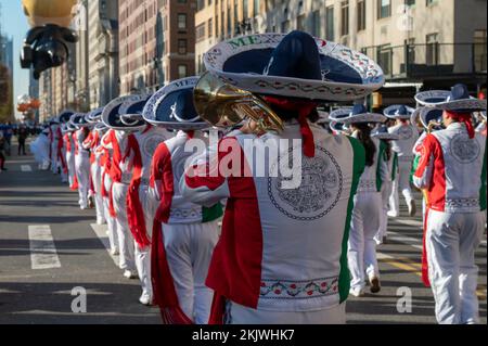 New York, États-Unis. 24th novembre 2022. NEW YORK, NEW YORK - 24 NOVEMBRE : la bande de Marching de Delfine Mexico se produit lors du défilé annuel de la fête de Thanksgiving de Macy 96th sur 24 novembre 2022 à New York. Crédit : Ron Adar/Alay Live News Banque D'Images