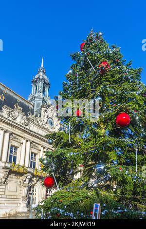 Arbre de Noël traditionnel en face de l'Hôtel de ville à Tours, Indre-et-Loire (37), France. Banque D'Images