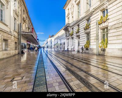 Rue humide après pluie - rue nationale, Tours, Indre-et-Loire (37), France. Banque D'Images