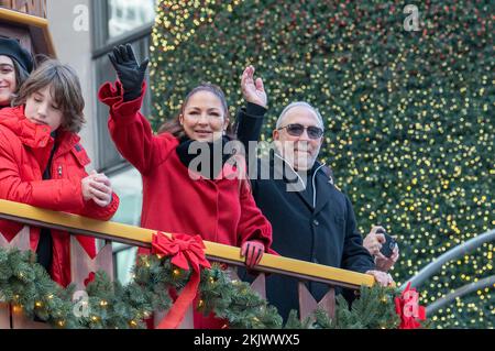 New York, États-Unis. 24th novembre 2022. NEW YORK, NEW YORK - LE 24 NOVEMBRE : Gloria Estefan et Emilio Estefan font un tour en flotteur lors de la parade annuelle de l'action de grâce de Macy 96th sur 24 novembre 2022 à New York. Crédit : Ron Adar/Alay Live News Banque D'Images