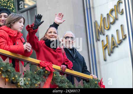 New York, États-Unis. 24th novembre 2022. NEW YORK, NEW YORK - LE 24 NOVEMBRE : Gloria Estefan et Emilio Estefan font un tour en flotteur lors de la parade annuelle de l'action de grâce de Macy 96th sur 24 novembre 2022 à New York. Crédit : Ron Adar/Alay Live News Banque D'Images