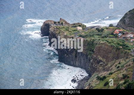 Paysage aérien avec vue panoramique sur la petite péninsule sur la rive nord de Madère, photographié sous la lumière vive de l'automne à Fortim do Faial, Portugal Banque D'Images