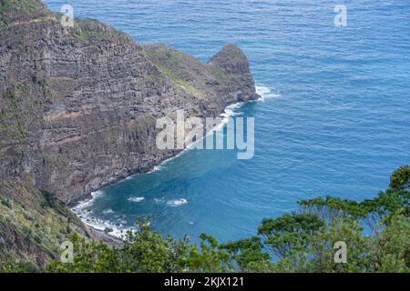 Paysage avec falaises volcaniques abruptes sur la crique de l'océan Atlantique sur la rive ouest de Faial, tourné dans la lumière d'automne claire et nuageux à Madère, Portugal Banque D'Images