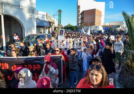 Zarzis, Tunisie. 24th novembre 2022. Zarzis, Tunisie. 24 novembre 2022. Une grande manifestation est organisée dans la ville de Zarzis pour rappeler les 18 migrants tunisiens morts en mer et pour appeler à la vérité sur l'opération de sauvetage par les autorités tunisiennes. Les manifestants ont demandé une enquête sur les omissions des autorités dans l'opération de sauvetage, l'identification des migrants morts et leur enterrement, à la suite de l'épave du 21 septembre au large de la côte de Zarzis (Credit image: © Hasan mrad/IMAGESLIVE via ZUMA Press Wire) Banque D'Images