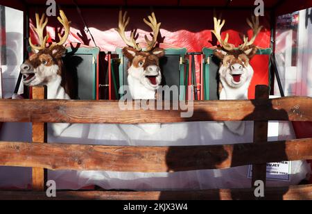 Paris, France. 24th novembre 2022. Cette photo prise le 24 novembre 2022 montre une vue du marché de Noël au jardin des Tuileries à Paris, France. Credit: Gao Jing/Xinhua/Alamy Live News Banque D'Images
