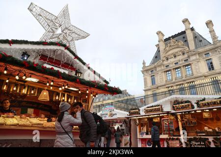 Paris, France. 24th novembre 2022. Les gens visitent le marché de Noël au jardin des Tuileries à Paris, France, le 24 novembre 2022. Credit: Gao Jing/Xinhua/Alamy Live News Banque D'Images