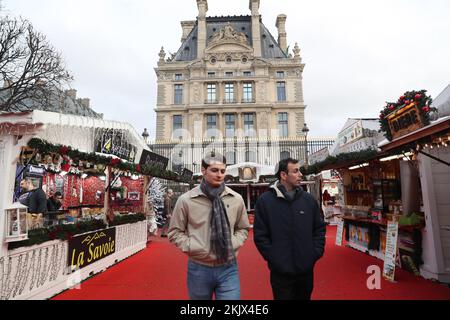 Paris, France. 24th novembre 2022. Les gens visitent le marché de Noël au jardin des Tuileries à Paris, France, le 24 novembre 2022. Credit: Gao Jing/Xinhua/Alamy Live News Banque D'Images