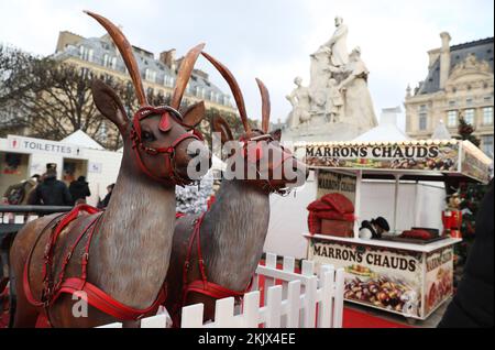 Paris, France. 24th novembre 2022. Cette photo prise le 24 novembre 2022 montre une vue du marché de Noël au jardin des Tuileries à Paris, France. Credit: Gao Jing/Xinhua/Alamy Live News Banque D'Images