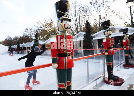 Paris, France. 24th novembre 2022. Les gens patinent au marché de Noël au jardin des Tuileries à Paris, France, 24 novembre 2022. Credit: Gao Jing/Xinhua/Alamy Live News Banque D'Images
