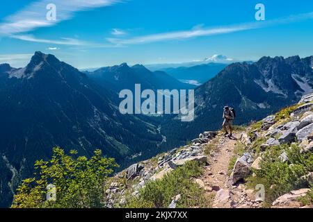 Trekking au-dessus du lac Alaska dans les Cascades du Nord, Pacific Crest Trail, Snoqualmie Pass, Washington, États-Unis Banque D'Images