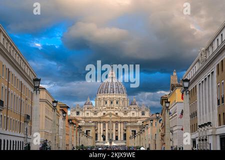 Vue sur la basilique Saint-Pierre de Rome depuis la via della Conciliazione, Italie. Banque D'Images