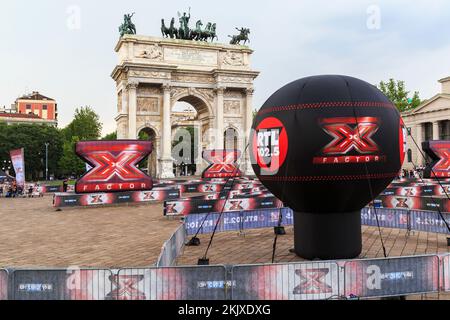 MILAN, ITALIE - 19 MAI 2018 : des jeunes non identifiés se préparent au transfert de X Factor sur la place Sempione. Banque D'Images