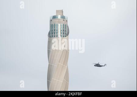 Rottweil, Allemagne. 25th novembre 2022. Un hélicoptère Sikorsky CH-53 de l'armée allemande passe devant la tour d'essai TK-Elevator. Crédit : Silas Stein/dpa/Alay Live News Banque D'Images