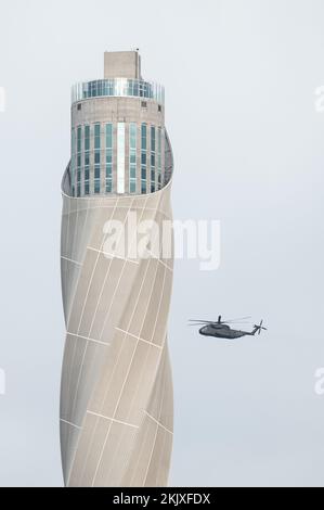 Rottweil, Allemagne. 25th novembre 2022. Un hélicoptère Sikorsky CH-53 de l'armée allemande passe devant la tour d'essai TK-Elevator. Crédit : Silas Stein/dpa/Alay Live News Banque D'Images