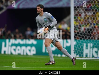 24 novembre 2022, Qatar, Lusail: Soccer: Coupe du monde, Brésil - Serbie, cycle préliminaire, Groupe G, Matchday 1, Stade emblématique de Lusail, le gardien de but du Brésil, Alisson, tient une balle entre ses mains. Photo: Robert Michael/dpa Banque D'Images