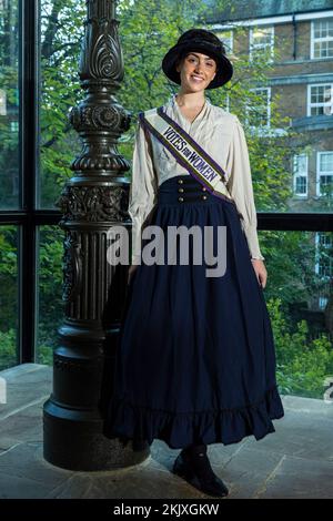 Londres, Royaume-Uni. 25 novembre 2022. Un londonien déguisé habillé comme une suffragette pose au Musée de Londres qui marque sa fermeture le 4 décembre au mur de Londres après 45 ans. Le public est invité à deux festivals gratuits du week-end, le 26-27 novembre et le 3-4 décembre avant la clôture. Le nouveau London Museum ouvrira ses portes à West Smithfield en 2026. Credit: Stephen Chung / Alamy Live News Banque D'Images