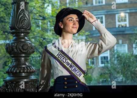 Londres, Royaume-Uni. 25 novembre 2022. Un londonien déguisé habillé comme une suffragette pose au Musée de Londres qui marque sa fermeture le 4 décembre au mur de Londres après 45 ans. Le public est invité à deux festivals gratuits du week-end, le 26-27 novembre et le 3-4 décembre avant la clôture. Le nouveau London Museum ouvrira ses portes à West Smithfield en 2026. Credit: Stephen Chung / Alamy Live News Banque D'Images