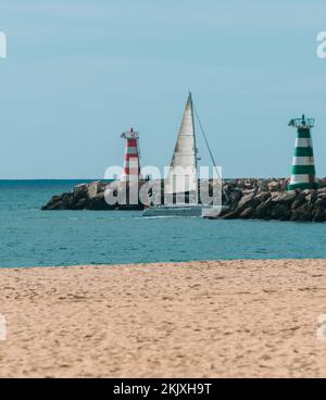 Saiboat entrant dans le port de plaisance de Vilamoura en Algarve, Portugal par une journée ensoleillée Banque D'Images