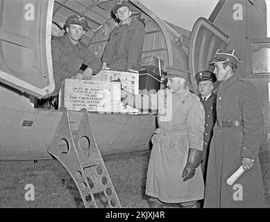 Les secours de déchargement fournis par l'UNRRA à Varsovie, en Pologne, en 1946. Les fournitures médicales transférées à partir d'un avion cargo comprennent une caisse contenant des médicaments pour lutter contre la tuberculose (tuberculose). L'UNRRA (Administration des Nations Unies pour les secours et la réhabilitation) était un organisme international de secours (de 1943 à 1948). L'agence a distribué environ $4 milliards de biens, de nourriture, de médicaments, d'outils et d'outils agricoles en période de graves pénuries et de difficultés de transport aux victimes de la guerre dans les zones sous le contrôle des Nations Unies – une photographie vintage de 1940s. Banque D'Images