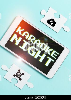 Inspiration montrant le signe Karaoke Night. Mot pour le divertissement chantant le long de la musique instrumentale jouée par une machine Banque D'Images