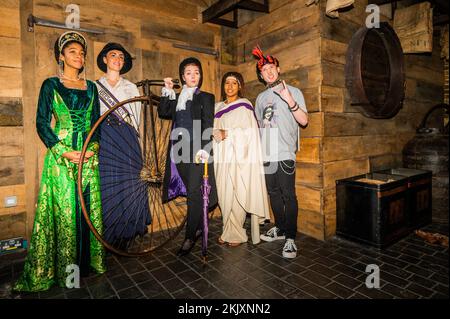 Londres, Royaume-Uni. 25 novembre 2022. Un espace dédié aux recréations de Londres victorienne - acteurs costumés jouant des Londoniens de différentes périodes de l'histoire - Roman, Tudor, Victorian, suffragette et Punk ont un dernier regard sur le site du mur de Londres du Musée de Londres, qui ferme le 4 décembre. Il restera ouvert pendant 24 heures le dernier jour de sa fermeture après 45 ans avec deux festivals gratuits le week-end, le 26-27 novembre et le 3-4 décembre. Le nouveau Musée de Londres ouvrira ses portes à West Smithfield en 2026, occupant les anciens bâtiments du marché général et du marché de la volaille. Crédit : Guy Bell/Alay Live ne Banque D'Images