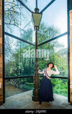 Londres, Royaume-Uni. 25 novembre 2022. Un espace dédié aux recréations de Londres victorienne - acteurs costumés jouant des Londoniens de différentes périodes de l'histoire - Roman, Tudor, Victorian, suffragette et Punk ont un dernier regard sur le site du mur de Londres du Musée de Londres, qui ferme le 4 décembre. Il restera ouvert pendant 24 heures le dernier jour de sa fermeture après 45 ans avec deux festivals gratuits le week-end, le 26-27 novembre et le 3-4 décembre. Le nouveau Musée de Londres ouvrira ses portes à West Smithfield en 2026, occupant les anciens bâtiments du marché général et du marché de la volaille. Crédit : Guy Bell/Alay Live ne Banque D'Images