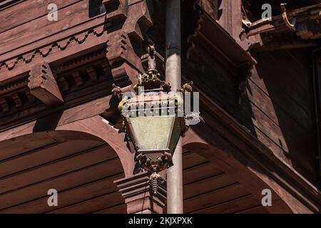 Lanterne extérieure baroque complexe en métal et en verre avec décorations, détail important est dès le premier jour qu'il a été alimenté par l'électricité de Banque D'Images