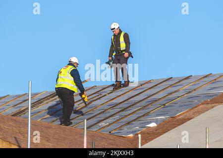 OFEB menuiserie & Contracting Ltd porte « Stop Me if In't working safy hi-vis blouson ». Entrepreneurs spécialisés dans les structures de toit et tous les aspects de la menuiserie interne travaillant sur le site de construction de Simply UK New Build Care Home à Preston, Royaume-Uni Banque D'Images