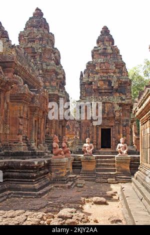 Cour intérieure avec trois tours et deux gardiens, Banteay Srei, Angkor, Siem Reap, Cambodge Banque D'Images