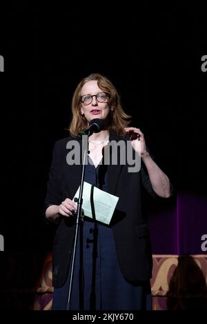 Annilese Miskimmon, directrice artistique de l'Opéra national anglais (ENO) depuis mai 2020, s'adressant à l'auditoire avant la répétition de la nouvelle production de LA NOUVELLE, C'Est Une VIE MERVEILLEUSE au London Coliseum le 23rd novembre 2022 Banque D'Images