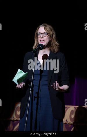 Annilese Miskimmon, directrice artistique de l'Opéra national anglais (ENO) depuis mai 2020, s'adressant à l'auditoire avant la répétition de la nouvelle production de LA NOUVELLE, C'Est Une VIE MERVEILLEUSE au London Coliseum le 23rd novembre 2022 Banque D'Images